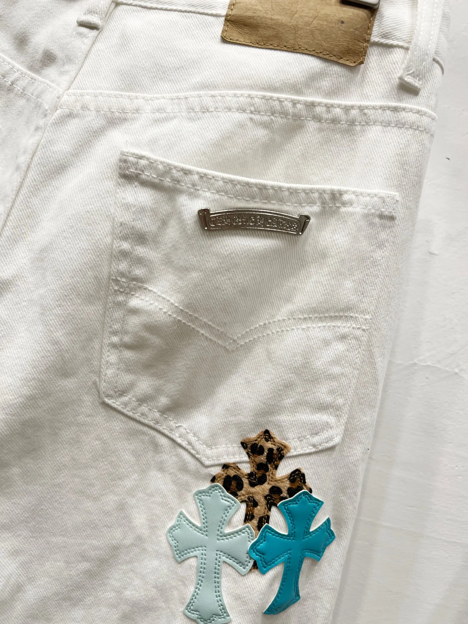 P260 Style No.: (c016) Croxin & 𝐂𝐡𝐫𝐨𝐦𝐞 𝐇𝐞𝐚𝐫𝐭 ss25 new ice blue leopard print cross patchwork leather jeans. Styles with different washed textures are very friendly to people with thin legs. The slightly flared version perfectly modifies the shape of the legs. The timeless and moderate length makes it easy to match and match. It is the basis for various styles and is a must-have in your wardrobe! The fabric is stiff but also makes the upper body soft without losing texture. The washing process is even more perfect. It is a must-have item for everyone! ! ! Washed wheat, tag, pants label, three labels complete Color: white Size: 28-30-32-34